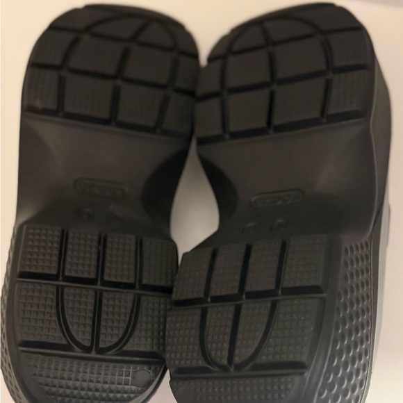 CROCS Men\'s Silver and Black Shoes main image 5